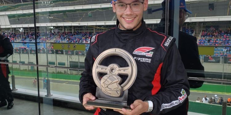 Vinícius Brito se supera e chega em quarto