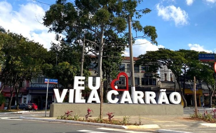Praça ganha letreiro