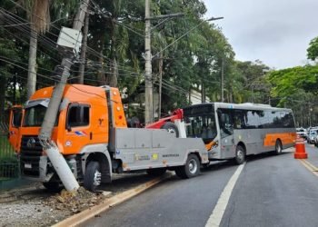 Enel contabiliza postes danificados em colisões