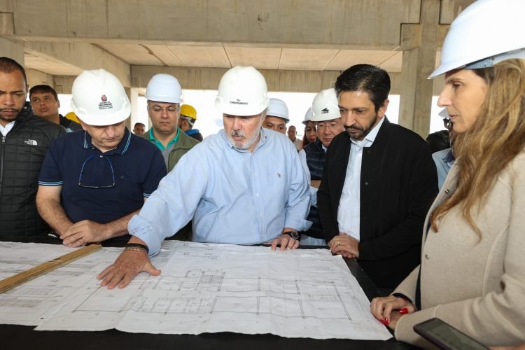 Prefeito vistoria obras em Itaquera e Artur Alvim