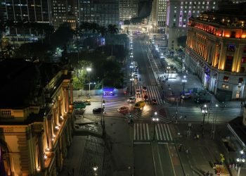 Com refletores e lâmpadas potentes, Centro Histórico fica mais iluminado