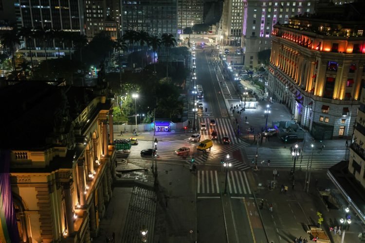 Com refletores e lâmpadas potentes, Centro Histórico fica mais iluminado