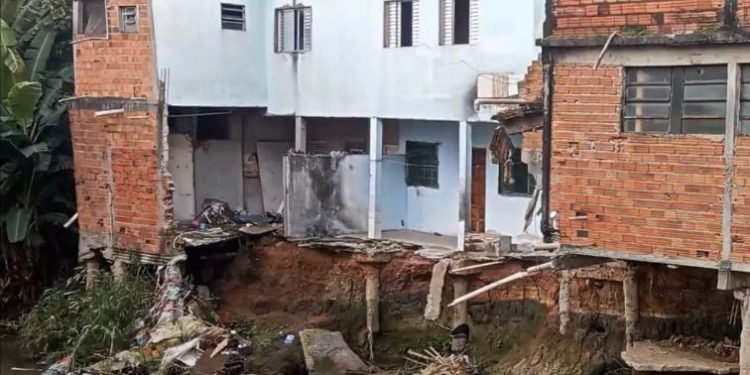 De acordo com a Prefeitura, as casas corriam risco iminente de desabarem