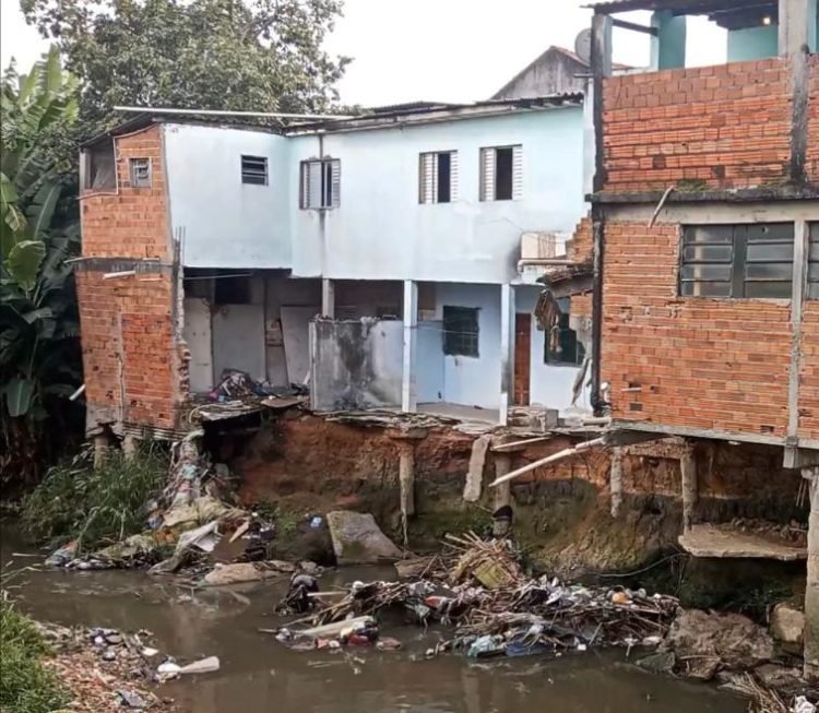 De acordo com a Prefeitura, as casas corriam risco iminente de desabarem