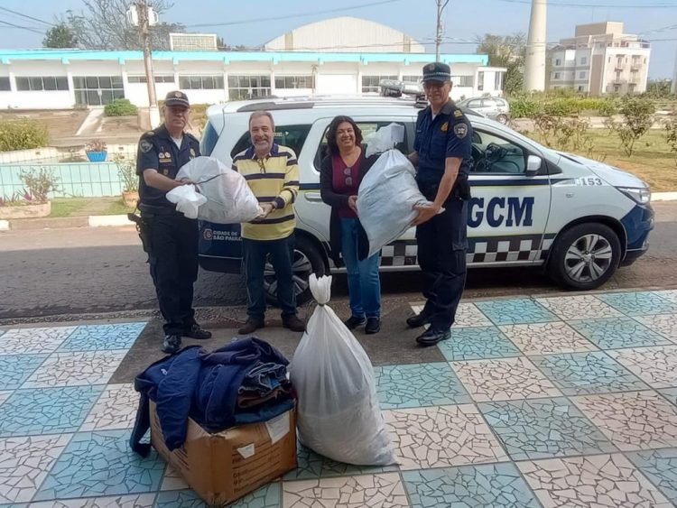 Entrega de agasalhos à Casa do Cristo