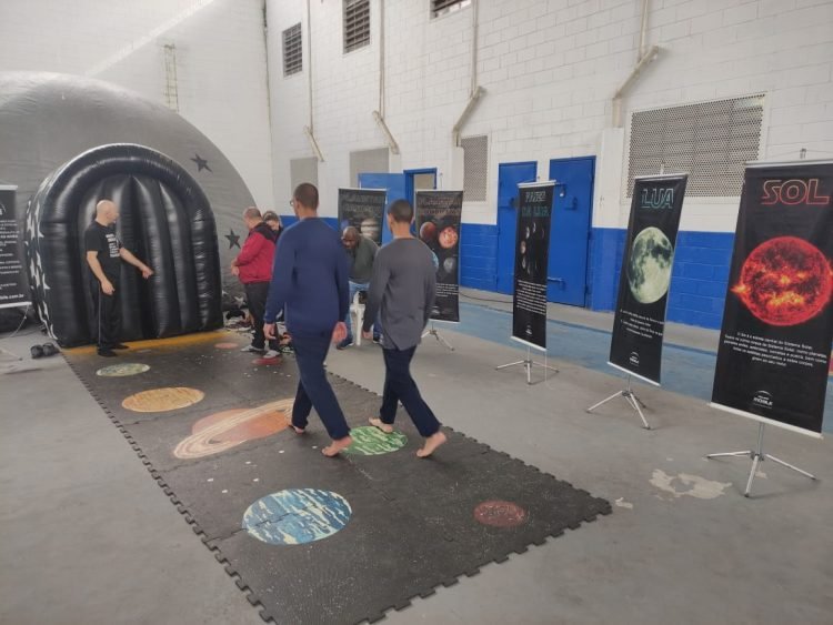 Planetário móvel encanta jovens do CASA Itaquera
