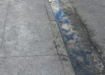 Esgoto corre na sarjeta na Avenida Boturussu