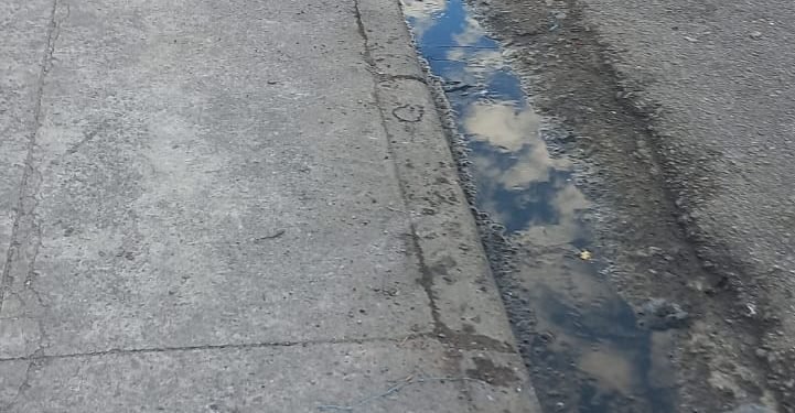 Esgoto corre na sarjeta na Avenida Boturussu