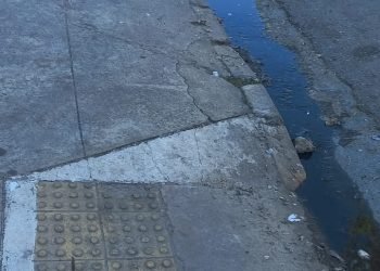 Esgoto na Avenida Boturussu