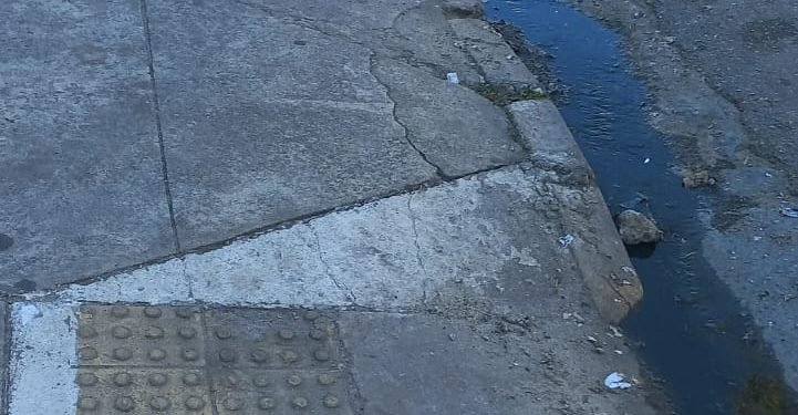 Esgoto na Avenida Boturussu