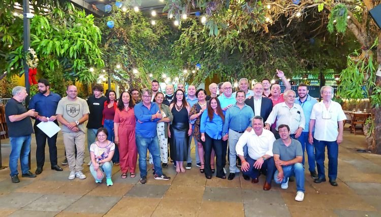 Jornais de bairro discutem futuro em encontro de confraternização