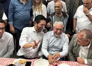 O prefeito Ricardo Nunes em visita à Zona Leste