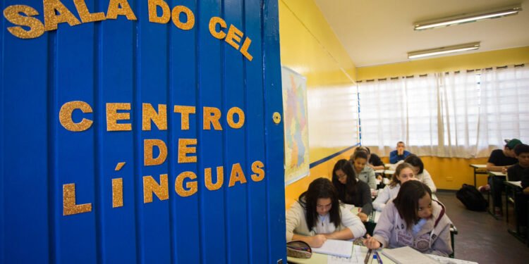 Pauta fotográfica no Centro de Estudos de Línguas (CEL) na E.E. Plinio Negrao. Data: 10/09/2015. Local: São Paulo/SP. Foto: Diogo Moreira/A2img