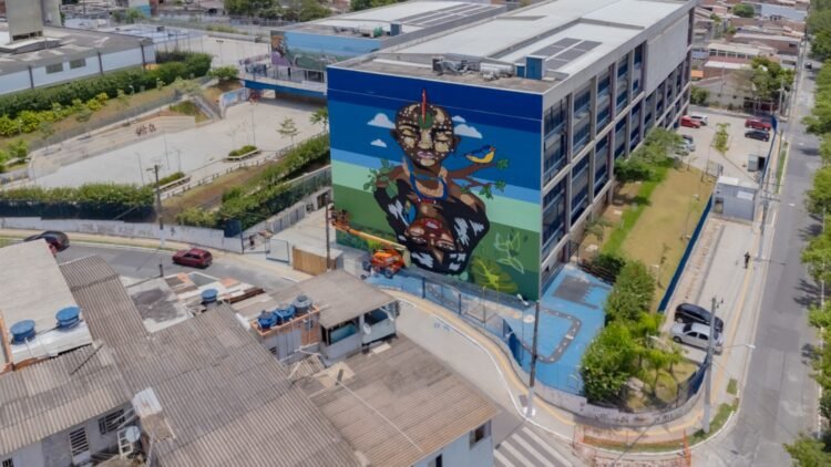 Painel gigante ilustra o CEU Barro Branco, na Cidade Tiradentes