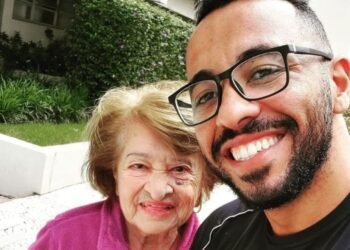 Thiago Leite e sua aluna de 104 anos, Dona Carime