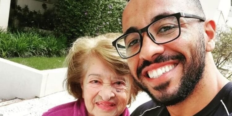 Thiago Leite e sua aluna de 104 anos, Dona Carime