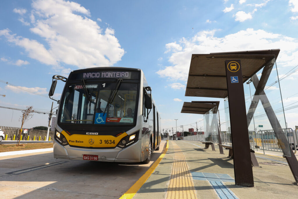 No total 12 linhas passam pelo Corredor Itaquera - Líder