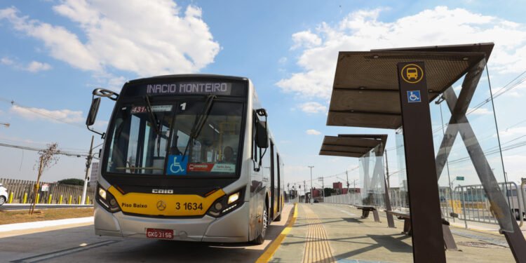No total 12 linhas passam pelo Corredor Itaquera - Líder