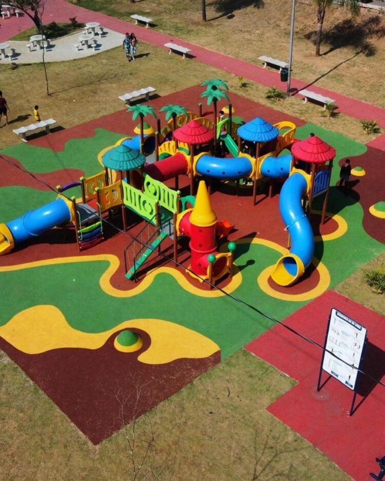 Brinquedão na Praça da Estação, em Cidade Tiradentes