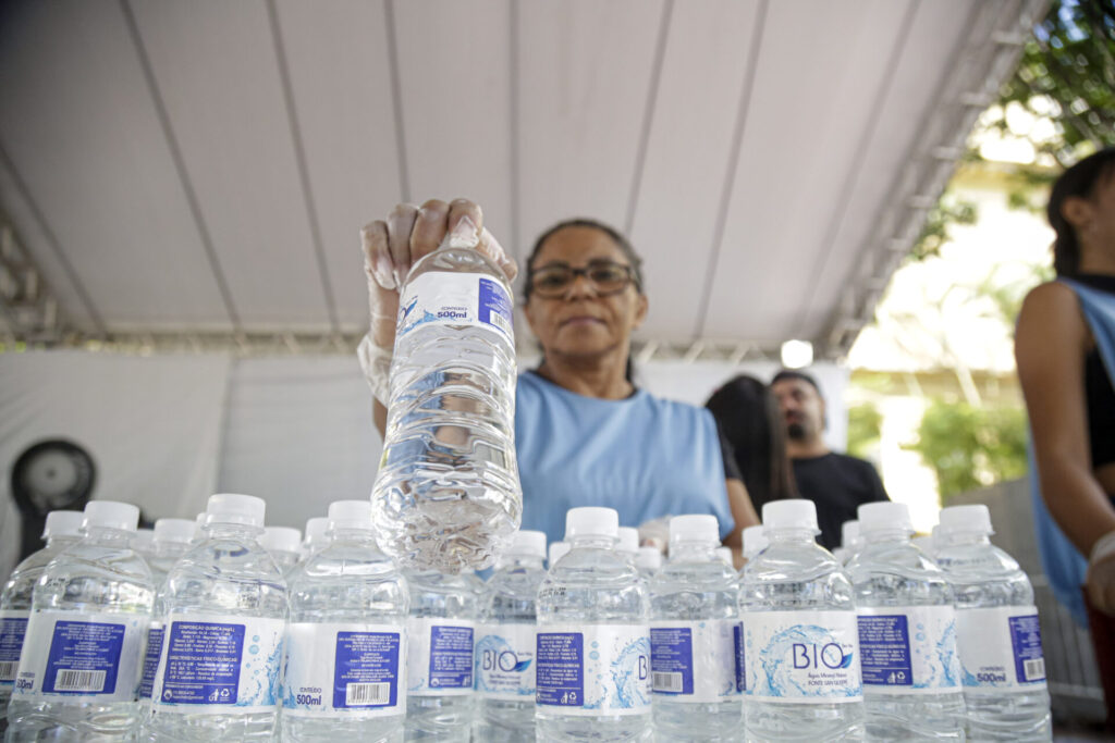 Garrafas de água também são distribuídas nas tendas