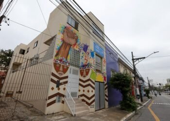 O local oferece acolhimento realizado por advogados, psicólogos e assistentes sociais, além de cursos, oficinas e palestras