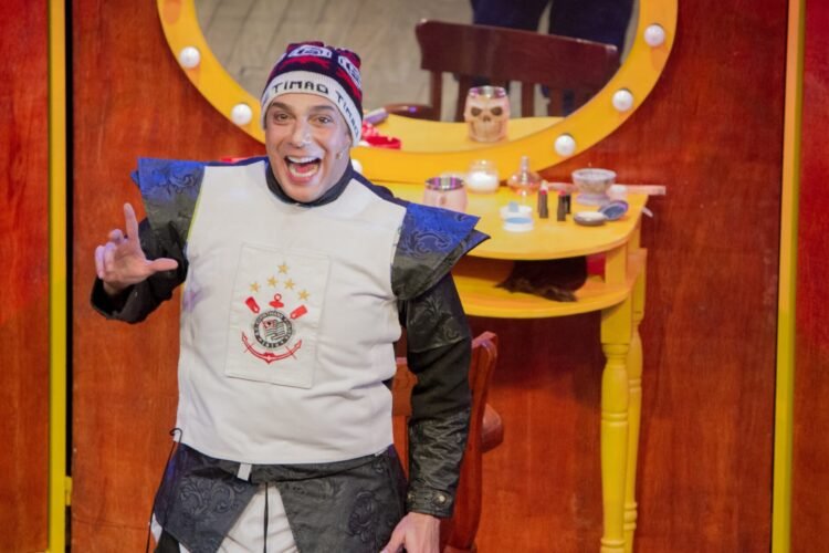 Marcelo Médici estará no Teatro Fernando Torres com a peça "Cada um com seus pobrema"