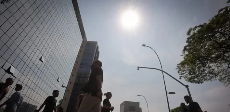Calor Intenso Aumenta a Sensação de Tempo Abafado em São Paulo