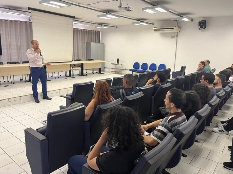 Fatec Zona Leste promove encontro entre jovens de tecnologia e empresários para criação de soluções inovadoras