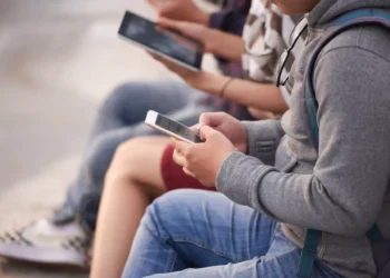 Aprendizagem Significativa e a Era Digital: O Papel da Nova Lei na Restrição de Celulares nas Escolas