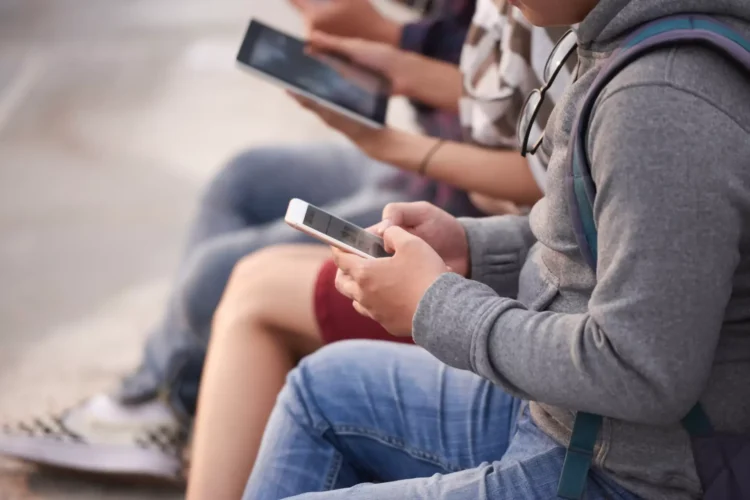 Aprendizagem Significativa e a Era Digital: O Papel da Nova Lei na Restrição de Celulares nas Escolas