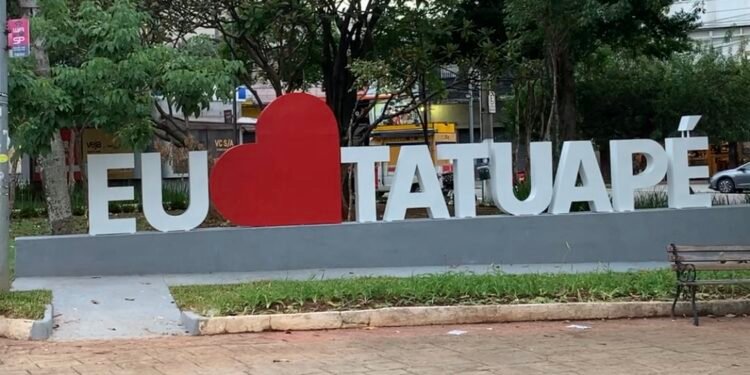 Letreiro instalado na Praça Silvio Romero