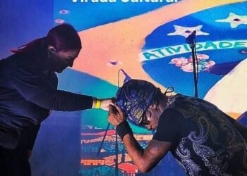 Intérpretes de Libras dão um show à parte na Virada Cultural 2025 e destacam importância da acessibilidade