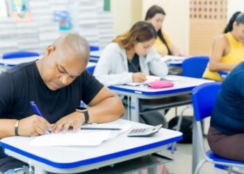 Escolas da Zona Leste oferecem Ensino Médio flexível para maiores de 18 anos