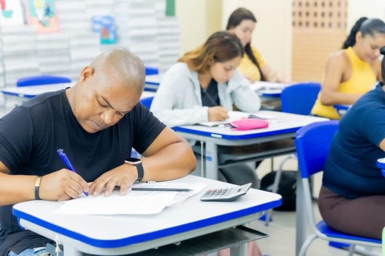 Escolas da Zona Leste oferecem Ensino Médio flexível para maiores de 18 anos