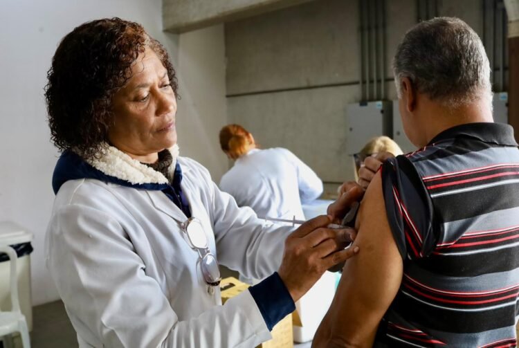 Saúde aplica mais de 1.200 doses no primeiro sábado de multivacinação nos CEUs