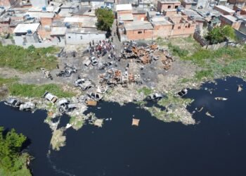 CPI das Enchentes visita Jardim Pantanal e reforça compromisso com soluções concretas