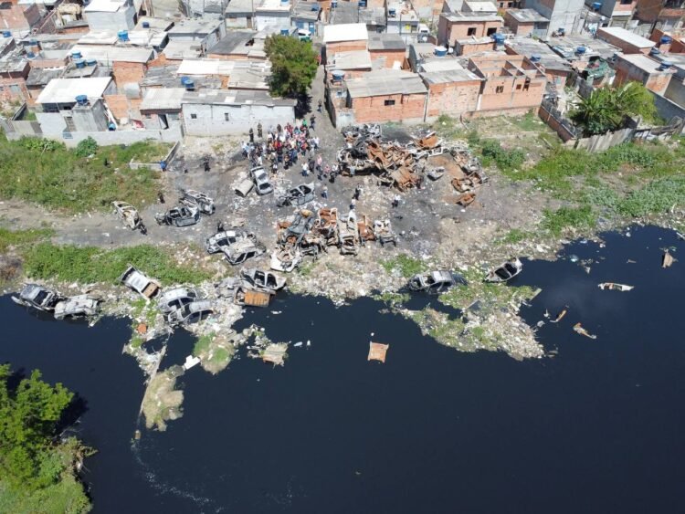 CPI das Enchentes visita Jardim Pantanal e reforça compromisso com soluções concretas