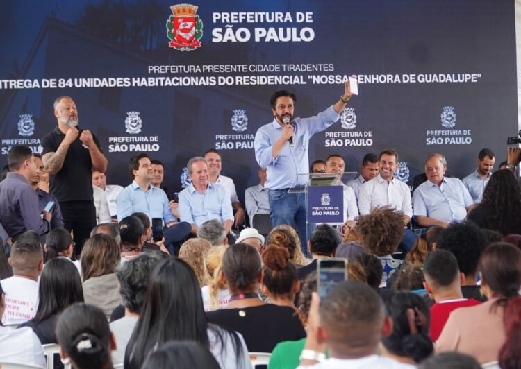 Ricardo Nunes visita Cidade Tiradentes e entrega moradias, escrituras e obras que transformam a Zona Leste