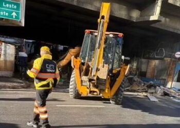 Justiça determina retirada de famílias sob viaduto na Radial Leste, na Mooca