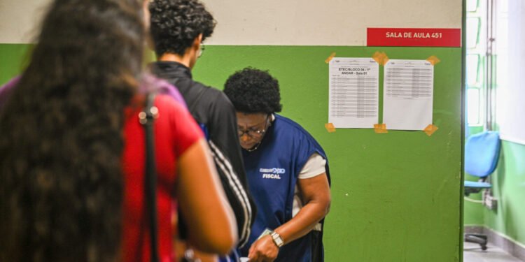 O exame é composto por uma redação e 60 questões objetivas, distribuídas entre língua portuguesa, matemática, física, química, biologia, história, geografia, inglês, raciocínio lógico e questões interdisciplinares.