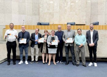 Câmara de SP homenageia jornais de bairro e reforça importância da imprensa regional