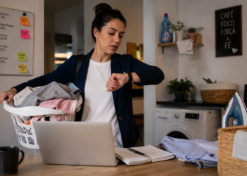 Segundo dados do IBGE, as mulheres dedicam, em média, quase o dobro do tempo dos homens aos afazeres domésticos