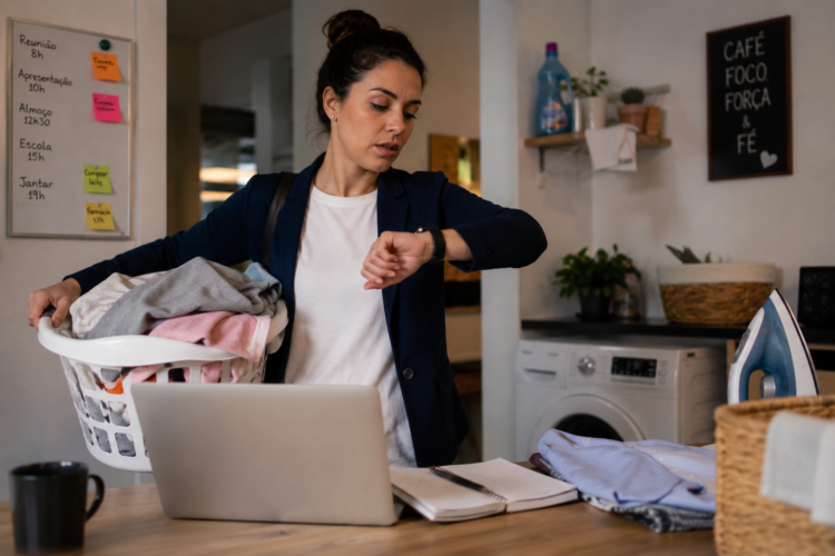 Segundo dados do IBGE, as mulheres dedicam, em média, quase o dobro do tempo dos homens aos afazeres domésticos