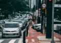 Conduzir um veículo sem placa ou com placa sem legibilidade é uma infração gravíssima