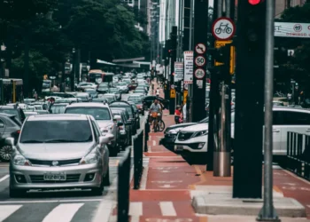 Conduzir um veículo sem placa ou com placa sem legibilidade é uma infração gravíssima