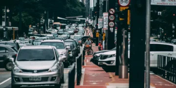 Conduzir um veículo sem placa ou com placa sem legibilidade é uma infração gravíssima