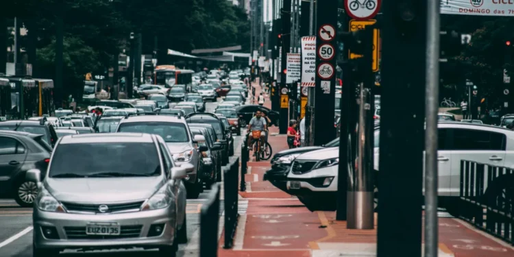 Conduzir um veículo sem placa ou com placa sem legibilidade é uma infração gravíssima