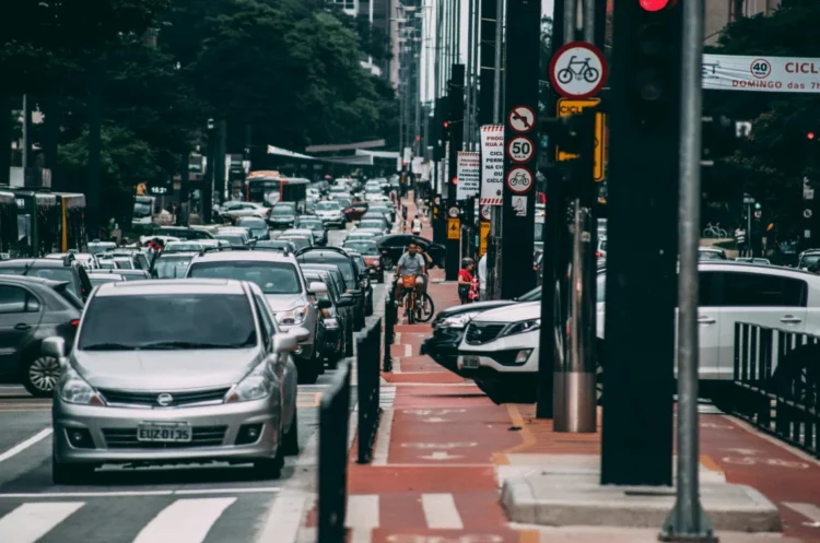 Conduzir um veículo sem placa ou com placa sem legibilidade é uma infração gravíssima