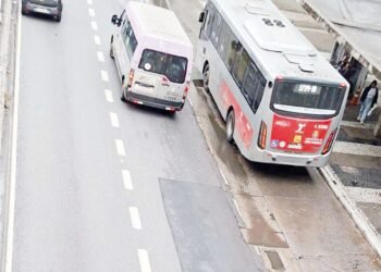 Vazamento de esgoto atinge ponto de ônibus  no Metrô Artur Alvim