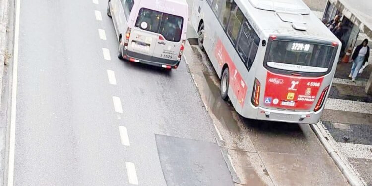 Vazamento de esgoto atinge ponto de ônibus  no Metrô Artur Alvim